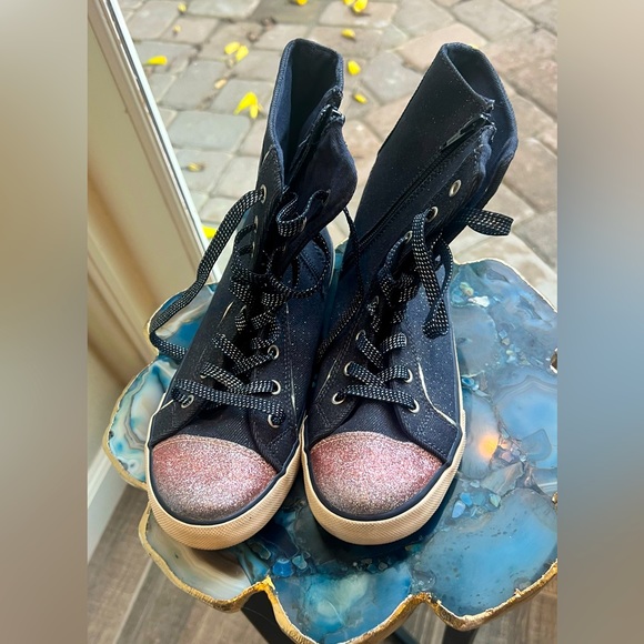 Angel 👼 wing high-top denim tennis shoes for girls Size 4 - Picture 2 of 5